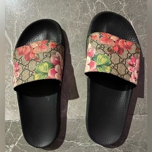 AUTHENTIC GUCCI GG BLOOMS SUPREME FLORAL SLIDE SANDALS.